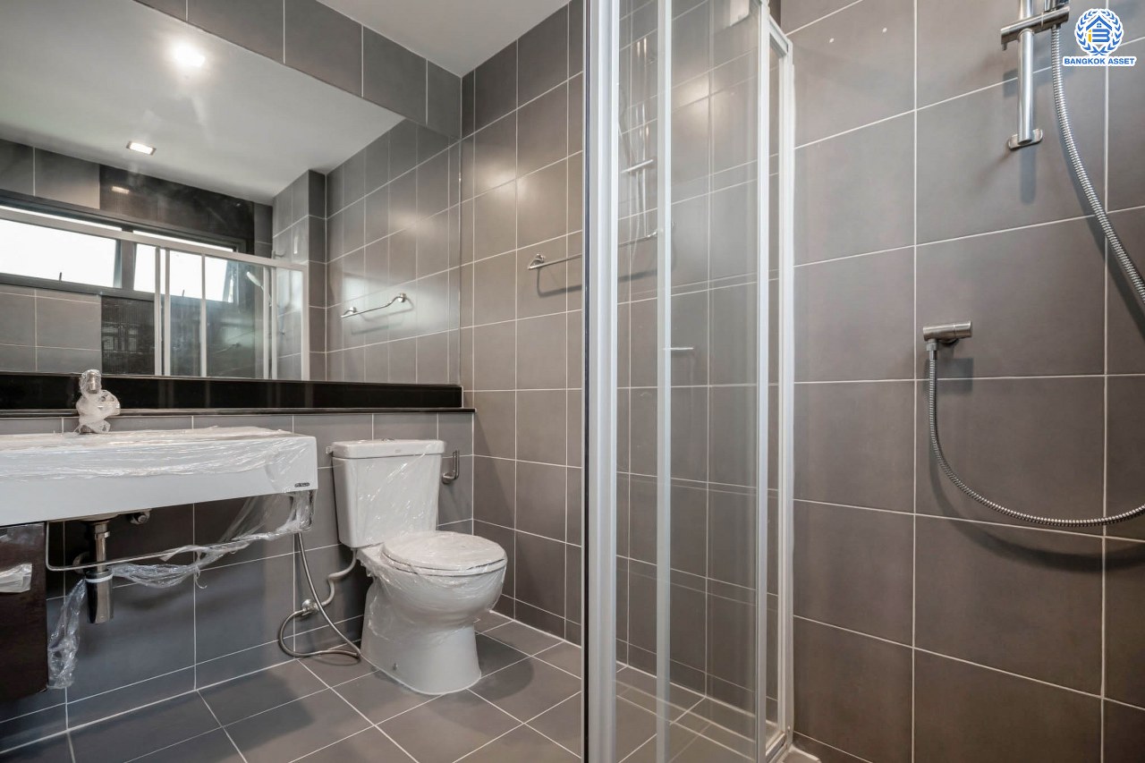 บ้านมือสองตกแต่งใหม่ โครงการ สราญสิริ ติวานนท์-แจ้งวัฒนะ1 หลังมุม เนื้อที่ 59.2 ตร.ว. ดีไซน์ตอบทุกไลฟ์สไตล์ ฟังก์ชัน 3 ห้องนอน 3 ห้องน้ำ จอดรถได้ 2 คัน Living ชั้นบนกว้างขวาง บนทำเลติดถนนใหญ่ เชื่อมต่อทุกเส้นทาง ใกล้จุดขึ้นทางด่วน "ศรีสมาน"